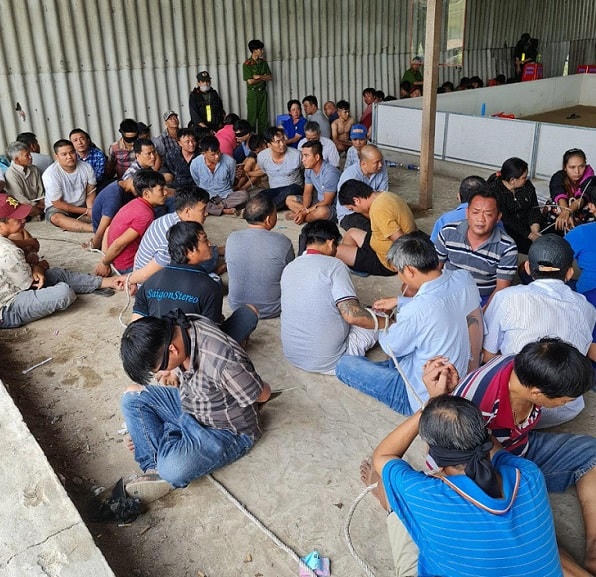 Các đối tượng bị bắt tại hiện trường.