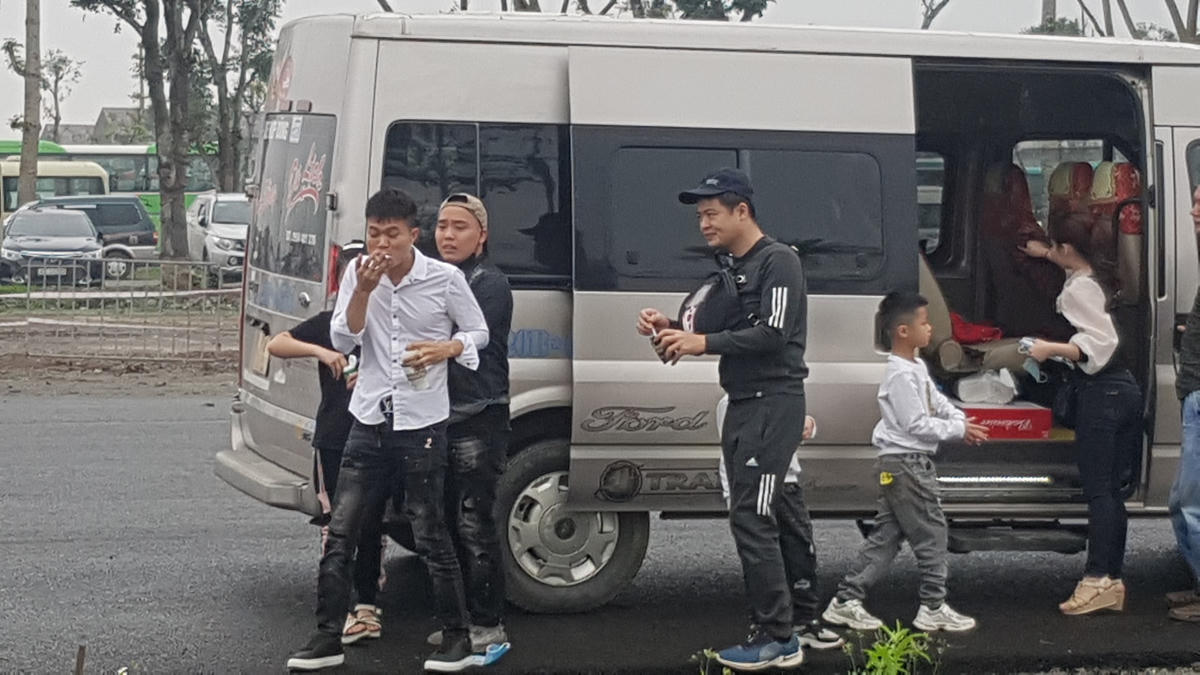 Nhiều du khách không đeo khẩu trang, vô tư cười đùa. Ảnh: Hà An.