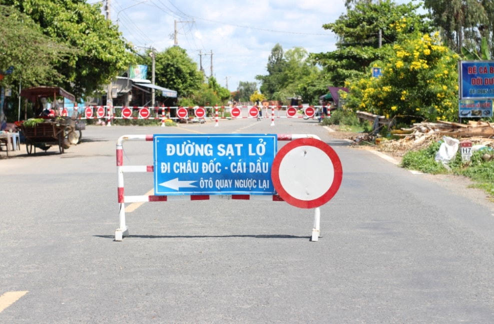 Lực lượng chức năng phải ngăn người dân đi lại tại điểm sạt lở trên QL 91.