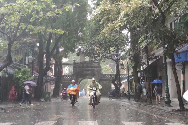 Bắc Bộ có mưa rải rác, Nam Bộ nắng nóng