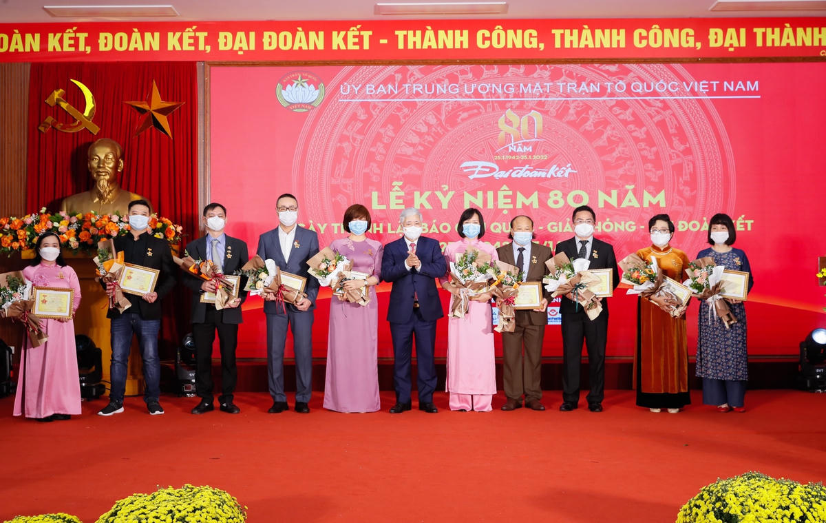 Chủ tịch Đỗ Văn Chiến trao Kỷ niệm chương "Vì sự nghiệp Đại đoàn kết dân tộc" cho các cá nhân thuộc báo Đại Đoàn Kết.