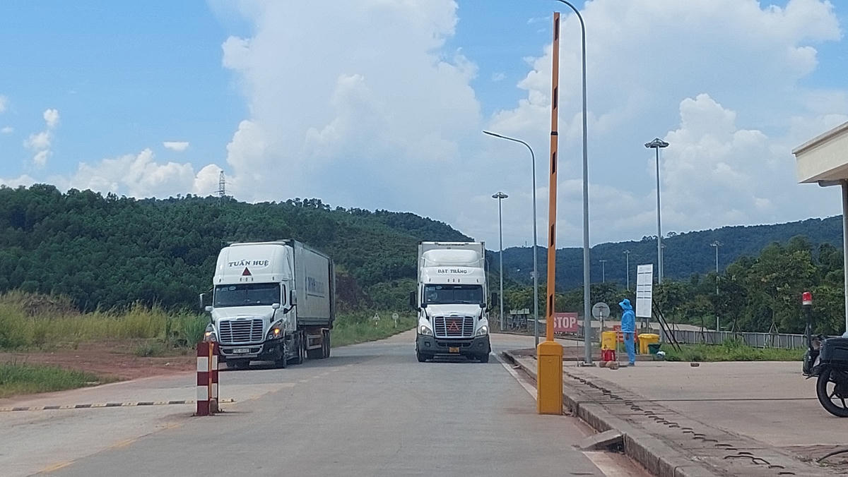 Phương tiện làm thủ tục xuất khẩu hàng hóa qua điểm xuất hàng Km3+4 thành phố Móng Cái.