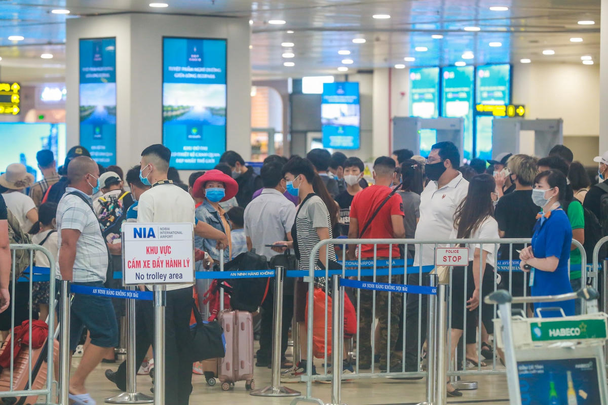 Hành khách tại sân bay Nội Bài.