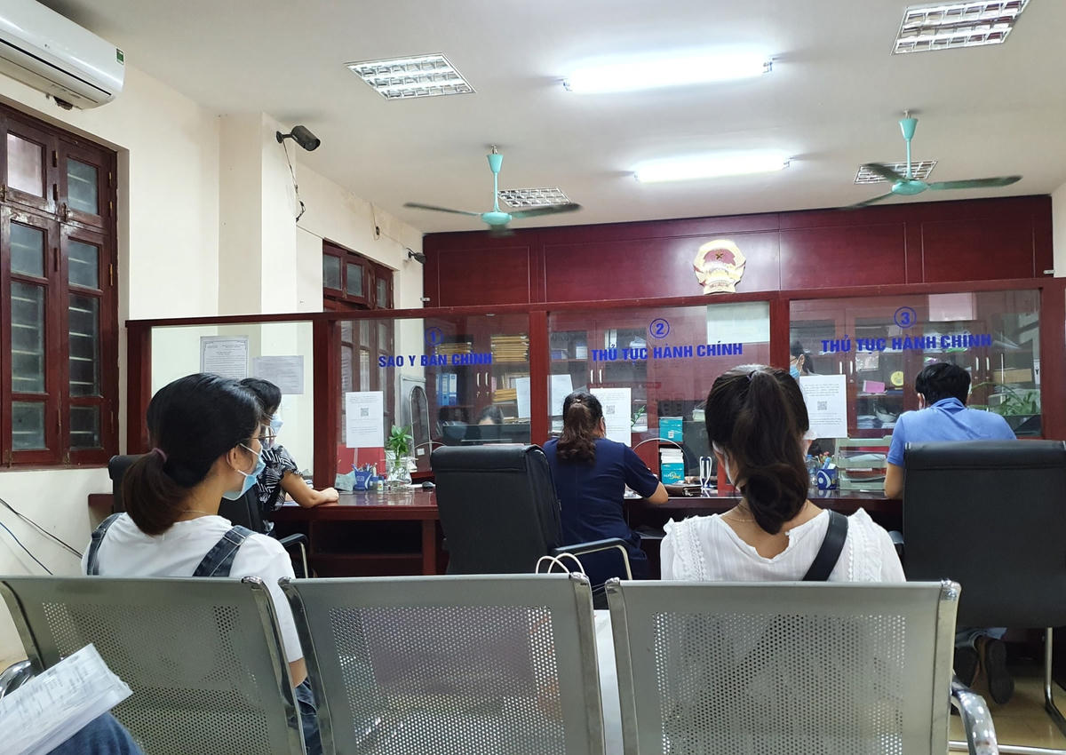 Ghi nhận tại UBND phường Cầu Diễn, nhiều người là đại diện cơ quan, đơn vị, doanh nghiệp đóng trên địa bàn phường đã có mặt từ rất sớm để làm thủ tục xác nhận lịch trực, lịch làm việc, văn bản phân công nhiệm vụ cho người lao động.