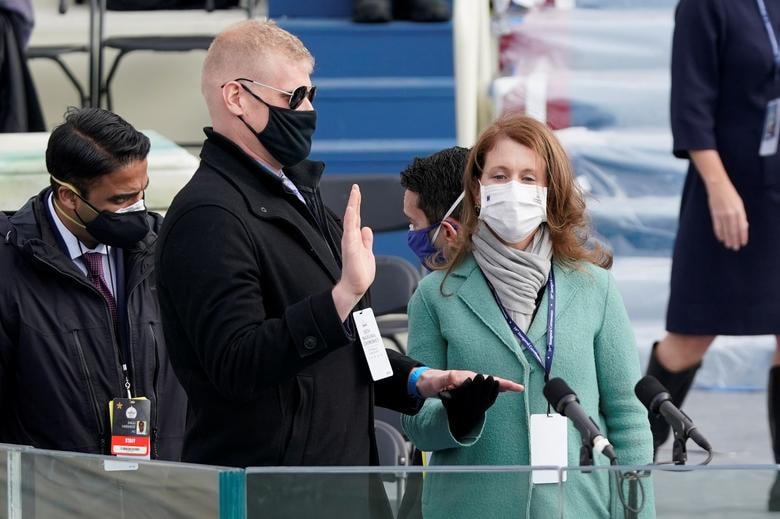 Một người đóng thế cho Tổng thống đắc cử Mỹ Joe Biden tuyên thệ trên bục, trong một buổi diễn tập trang phục cho lễ nhậm chức.  