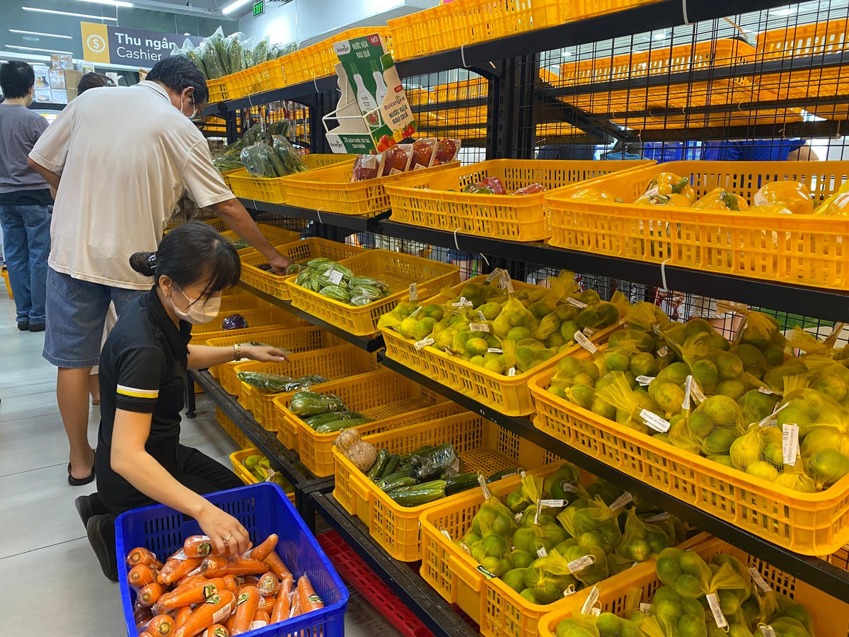 Nhân viên một siêu thị đang xếp hàng lên kệ.