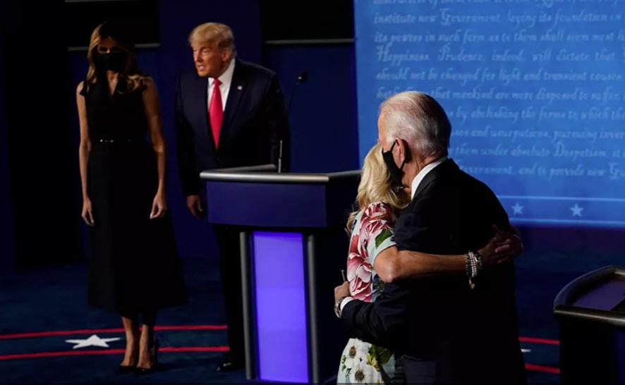 Ứng cử viên Tổng thống đảng Dân chủ Joe Biden ôm vợ Jill Biden khi đương kim Tổng thống Mỹ Donald Trump đứng bên cạnh Đệ nhất phu nhân Melania Trump trong cuộc tranh luận Tổng thống cuối cùng tại Trung tâm Sự kiện Curb thuộc Đại học Belmont ở Nashville, Tennessee, Mỹ, ngày 22/10/2020. Ảnh: Reuters.
