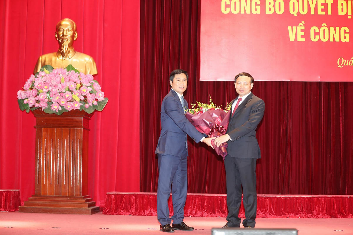 Ông Nguyễn Xuân Ký, Bí thư Tỉnh ủy, Chủ tịch HĐND tỉnh tặng hoa chúc mừng ông Nguyễn Tường Văn.
