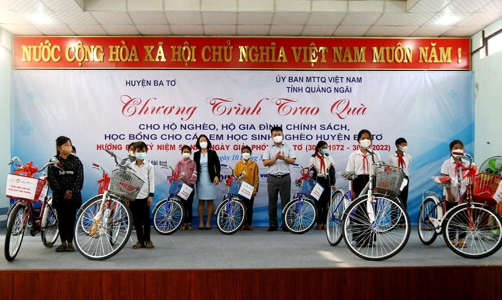 Tặng xe đạp cho các em học sinh.