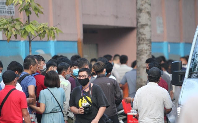 Sân Thống Nhất sôi động vài giờ trước khi Kiatisuk trình làng