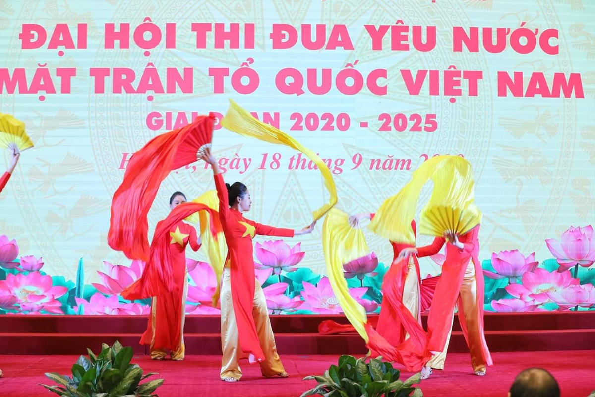 Tiết mục văn nghệ chào mừng Đại hội.