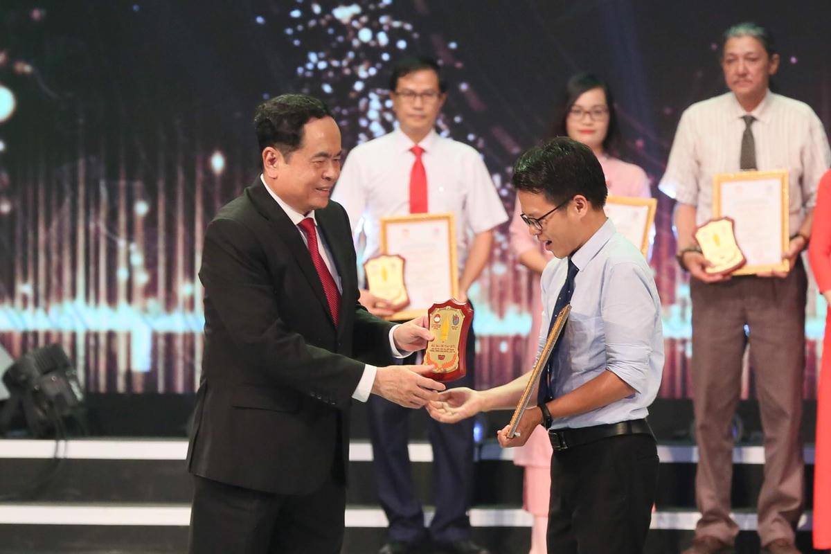 Bí thư Trung ương Đảng, Chủ tịch UBTƯ MTTQ Việt Nam Trần Thanh Mẫn trao bằng khen cho tác giả đoạt giải.