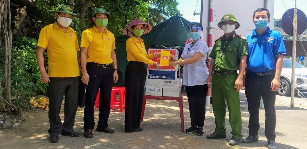 Bà Võ Thị Minh Sinh, Chủ tịch Ủy ban MTTQ Việt Nam tỉnh Nghệ An trao quà cho các lực lượng tuyến đầu chống dịch.