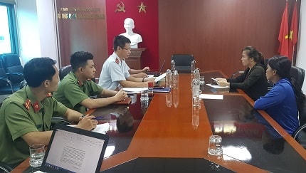 Cơ quan chức năng làm việc với chủ tài khoản facebook Mốt Ngọc Sen tại Sở Thông tin và Truyền thông tỉnh Quảng Ninh.