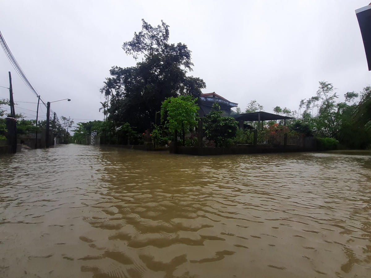 Bên cạnh đó, mưa lớn đã khiến nhiều tuyến đường Quốc lộ, tỉnh lộ, đường liên thôn trên địa bàn tỉnh Thừa Thiên – Huế bị ngập từ 0,2 – 0,4 m, giao thông đi lại gặp nhiều khó khăn.