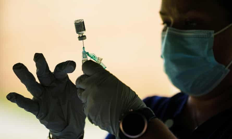 Mỹ đã tiến một bước gần hơn với mũi vaccine Covid-19 tăng cường của Pfizer cho người cao tuổi và những người có nguy cơ cao. Ảnh AP. 