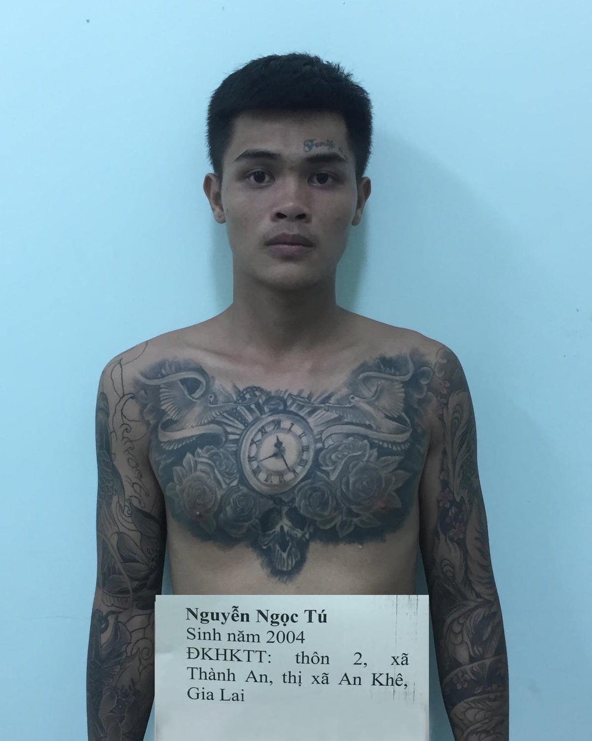 Bị quản lý gây khó, nhóm thanh niên vác mã tấu chém lia lịa