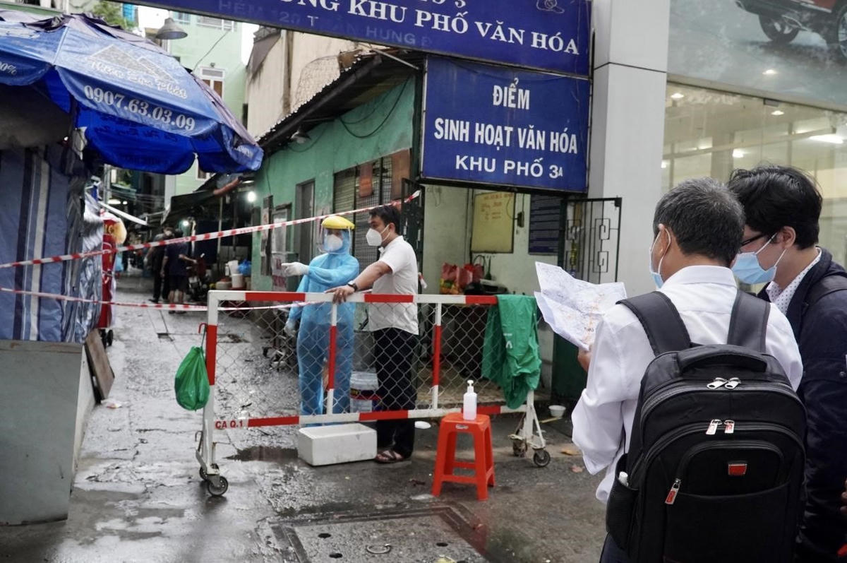 Y tế tiến hành điều tra dịch tễ các ca nhiễm Covid-19. Ảnh: HCDC
