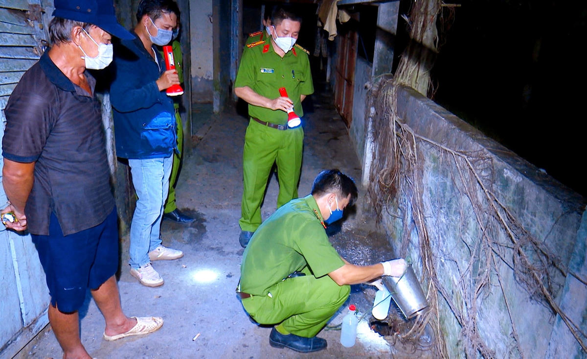 Lực lượng chức năng lấy mẫu nước từ cơ sở giết mổ thải ra môi trường. Ảnh Trọng Nguyễn.
