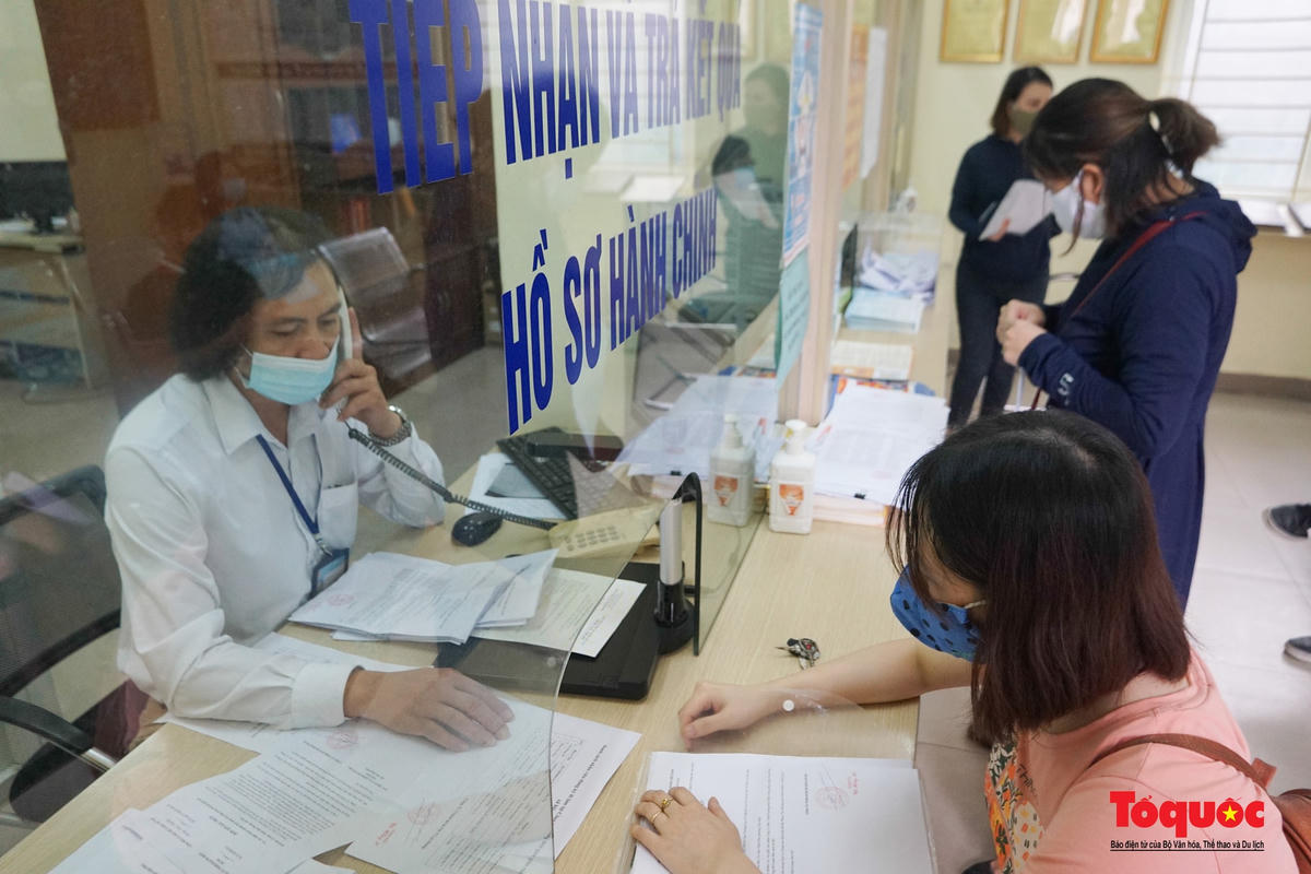 Người dân xếp hàng chờ tới lượt tại UBND phường Yên Hòa (Cầu Giấy, Hà Nội). Nguồn: Tổ Quốc.