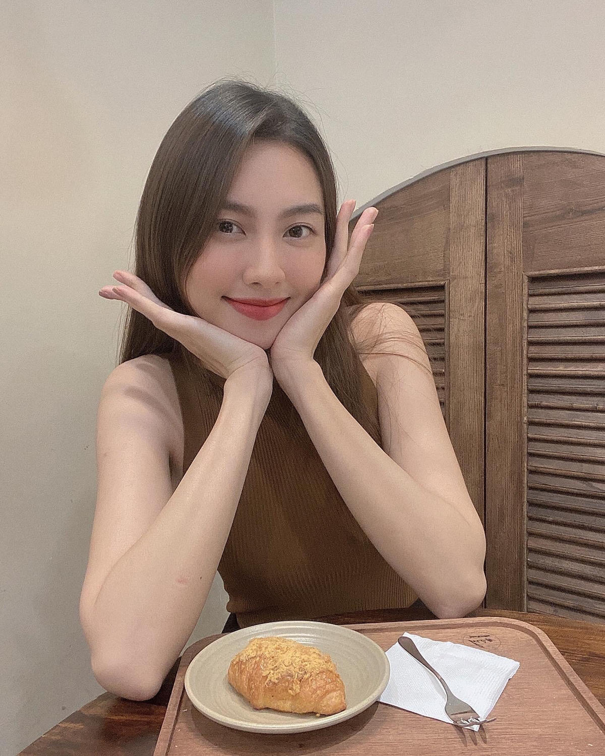 Để có thể hoà nhập và đáp ứng được những yêu cầu của cuộc thi Miss Grand Internatinal, Nguyễn Thúc Thùy Tiên đã kiên trì tập luyện thể hình cũng như trau dồi các kiến thức về ngoại ngữ, xã hội và nhiều kỹ năng giao tiếp khác.