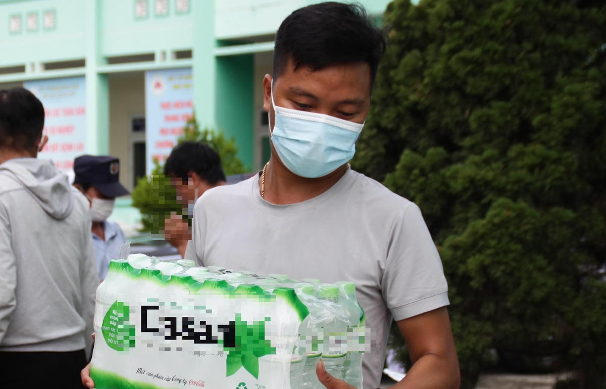 Những ngày này, nhiều người dân thiện tâm gửi những nhu yếu phẩm, đồ dùng cần thiết... đến y bác sĩ và cả các bệnh nhân ở các bệnh viện trong khu vực phong toả tại Đà Nẵng.