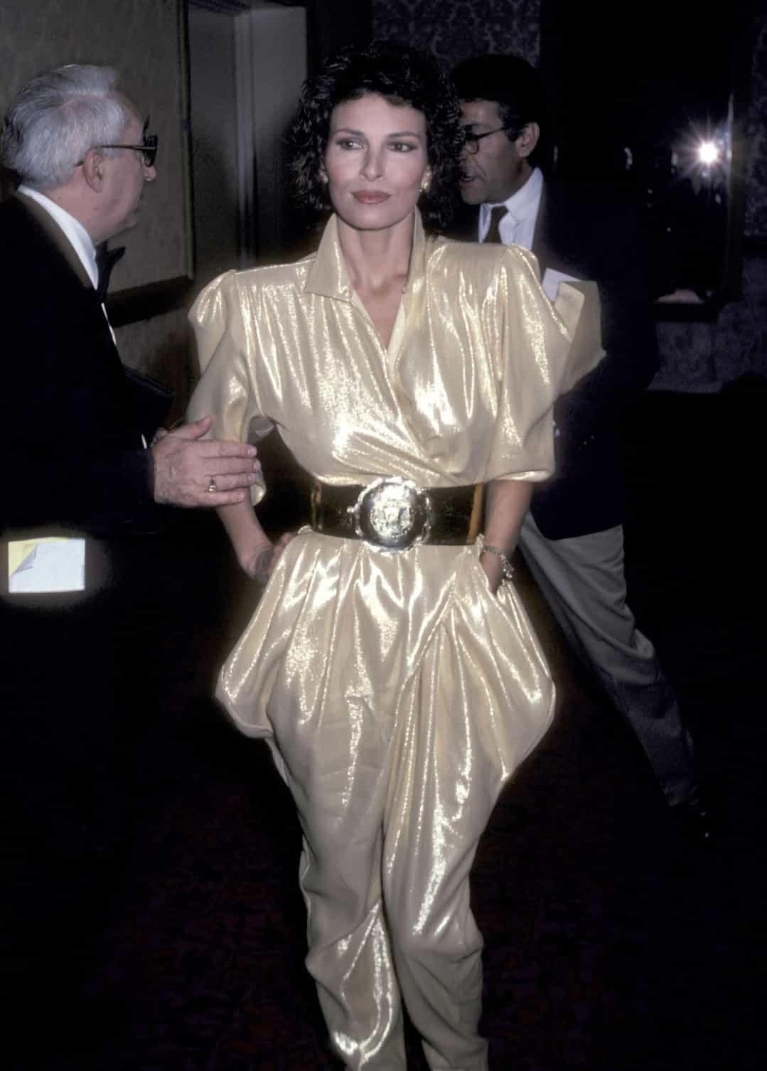 Raquel Welch với bộ áo liền quần thời trang đầu những năm 80, với thắt lưng lớn này có rất nhiều ý nghĩa, năm Quả cầu vàng 1981.   