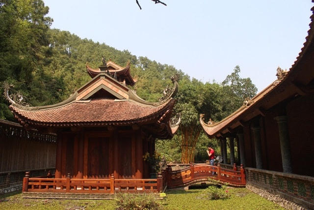 Đặt chân đến đây, dường như mọi muộn phiền âu lo đều tan biến, thay vào đó là cảm giác tự tại như đang lạc bước vào chốn bồng lai tiên cảnh, được chìm vào không gian yên bình của núi rừng - đất trời và chốn linh thiêng trong lành.