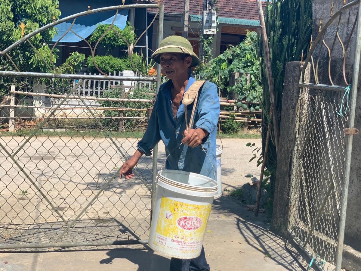 Người dân huyện Hương Khê (Hà Tĩnh) vất vả tìm nước trong những ngày nắng nóng. Ảnh: H.Nguyên.