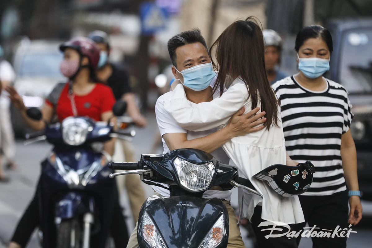 Các thí sinh được người thân đưa đến điểm thi. Trước khi vào điểm thi, thay lời chúc thi tốt đến thí sinh là những hành động tình cảm của bố, mẹ để động viên con. Ảnh: Quang Vinh. 