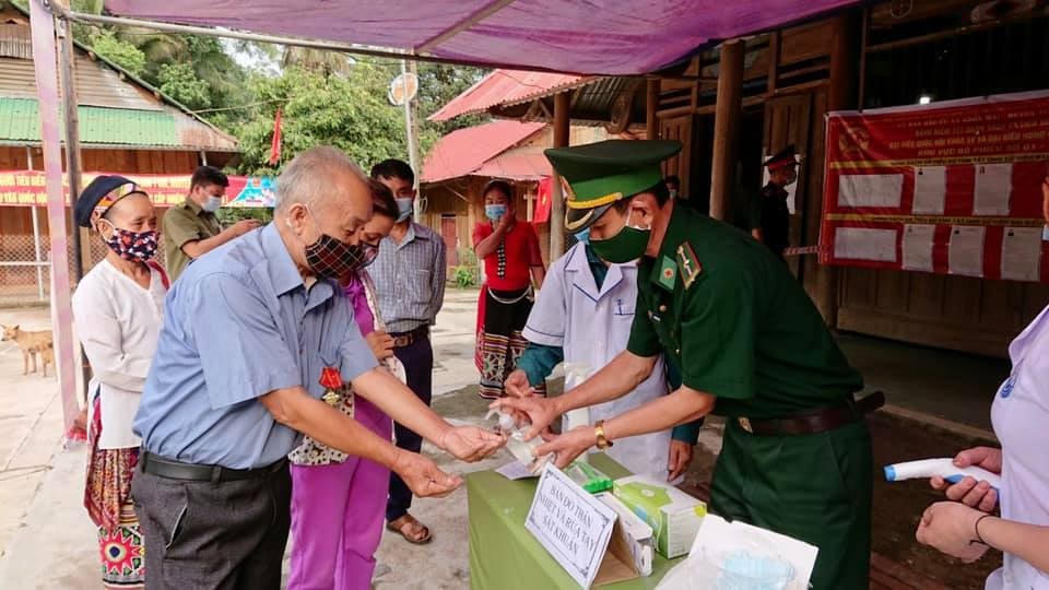 Thực hiện tốt quy định phòng dịch tại các điểm bầu cử .