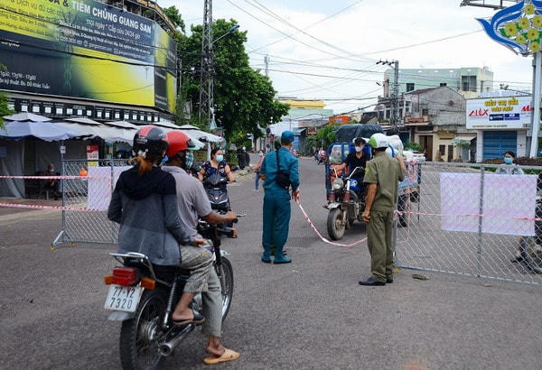 Kiểm tra người và phương tiện tại Chốt kiểm soát dịch covid-19 trên địa bàn thị xã Anh Nhơn (Bình Định).