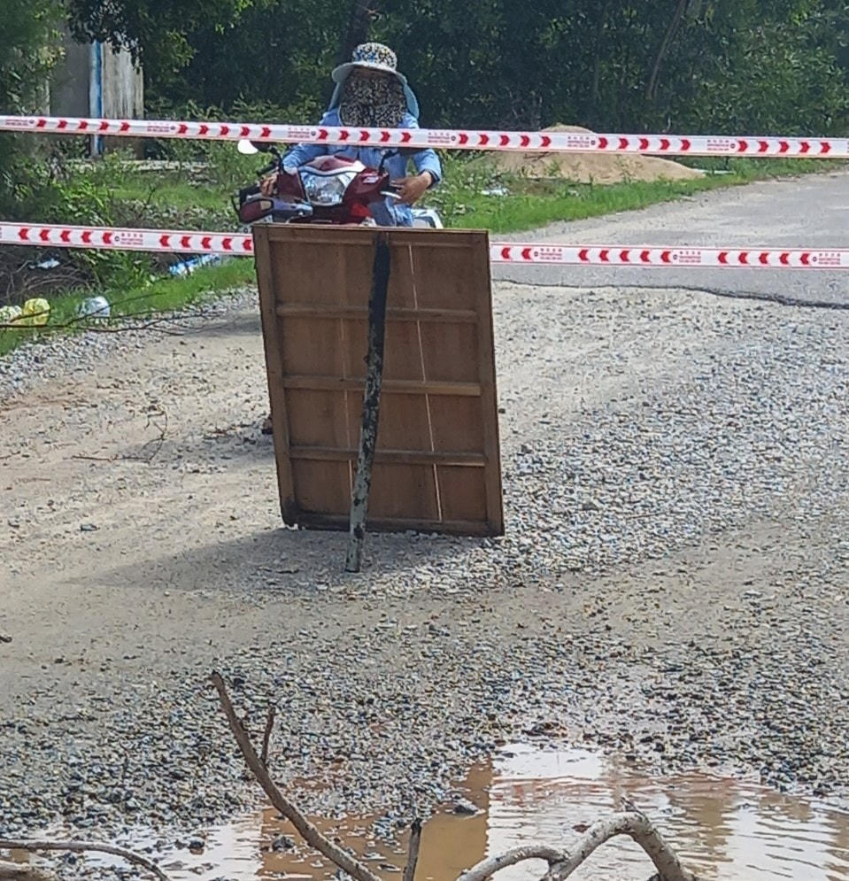 Chắn ngang đường ĐT 613B gây khó khăn phương tiện đi lại.