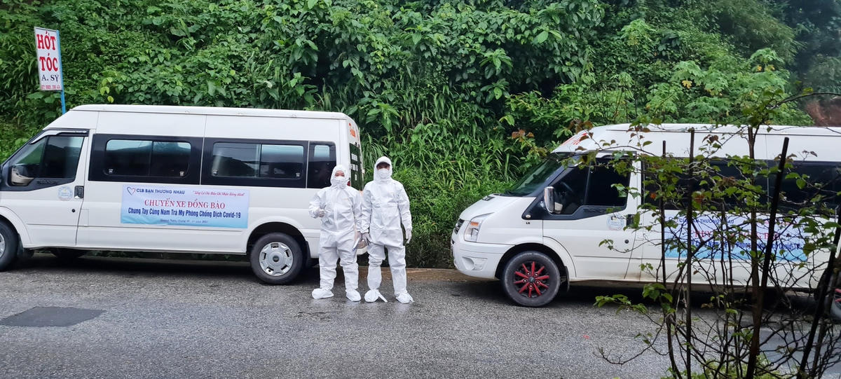 Thầy Phương (bên phải) đưa học sinh F0 đi điều trị.