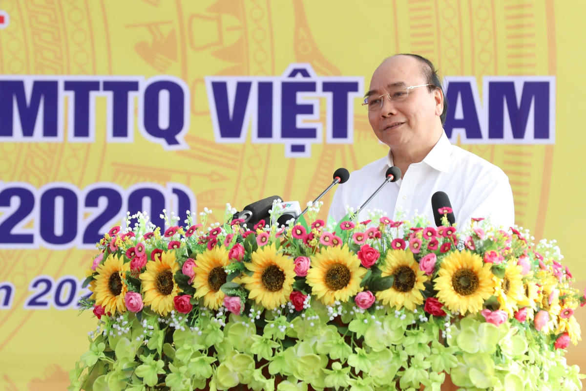 Thủ tướng Chính phủ Nguyễn Xuân Phúc trò chuyện với bà con thôn Phù Liễn.