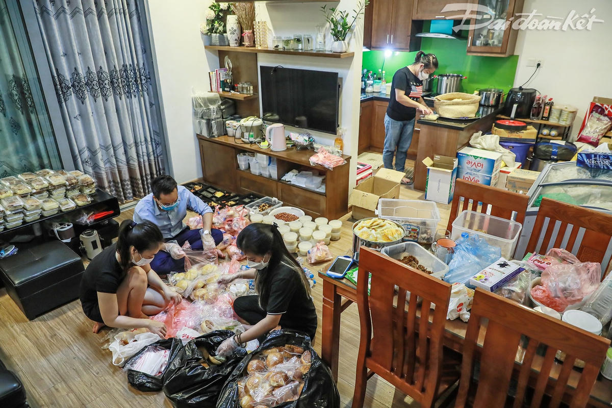 Báo Đại Đoàn Kết cùng nhóm thiện nguyện chuẩn bị từng suất ăn. Ảnh: Quang Vinh. 