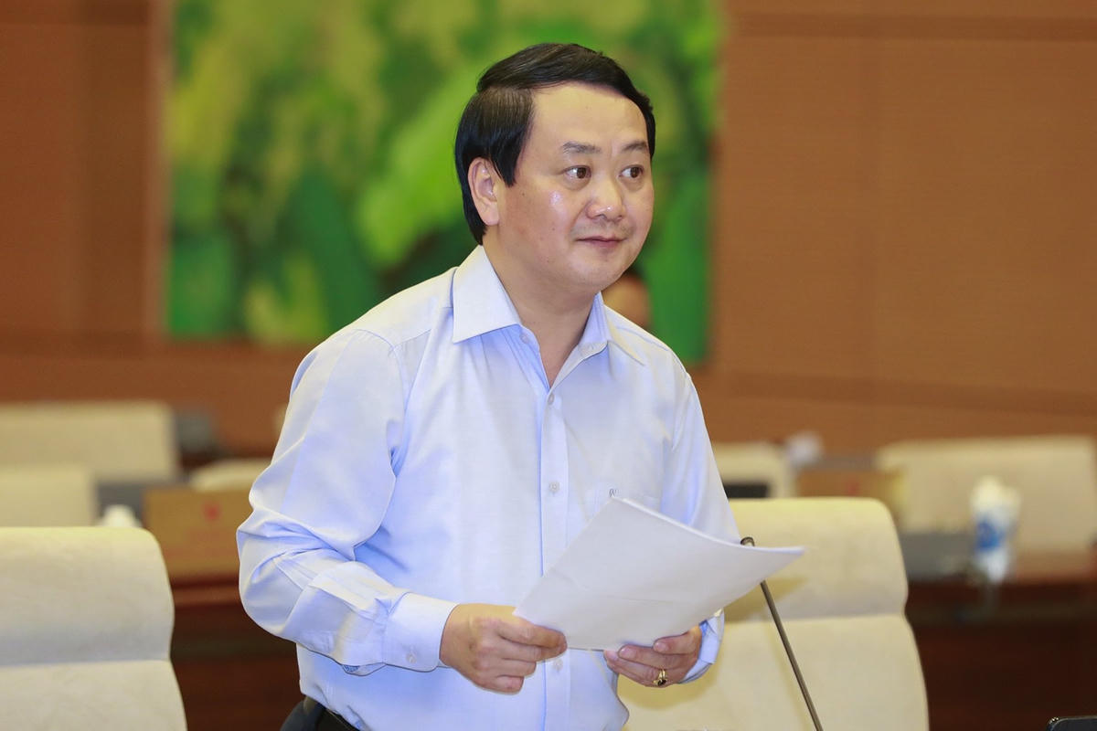 Phó Chủ tịch - Tổng Thư ký Hầu A Lềnh trình bày dự thảo Báo cáo kiến nghị của cử tri và Nhân dân gửi tới kỳ họp 11 Quốc hội khóa XIV. Ảnh: Quang Vinh.