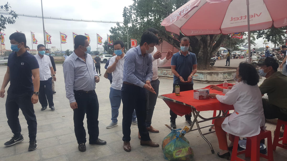 Trước khi vào đền, khách được yêu cầu thực hiện các biện pháp cần thiết để phòng dịch