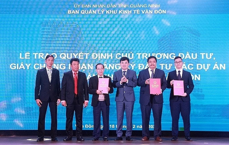 Ông Ngô Hoàng Ngân - Phó Bí thư Thường trực Tỉnh ủy Quảng Ninh trao quyết định chủ trương đầu tư và giấy chứng nhận đầu tư cho dự án Bến cảng cao cấp Ao Tiên - Vân Đồn và Tổ hợp khách sạn và căn hộ nghỉ dưỡng cao cấp Ao Tiên - Cát Linh Vân Đồn. Ảnh: Tháng 12/2020.