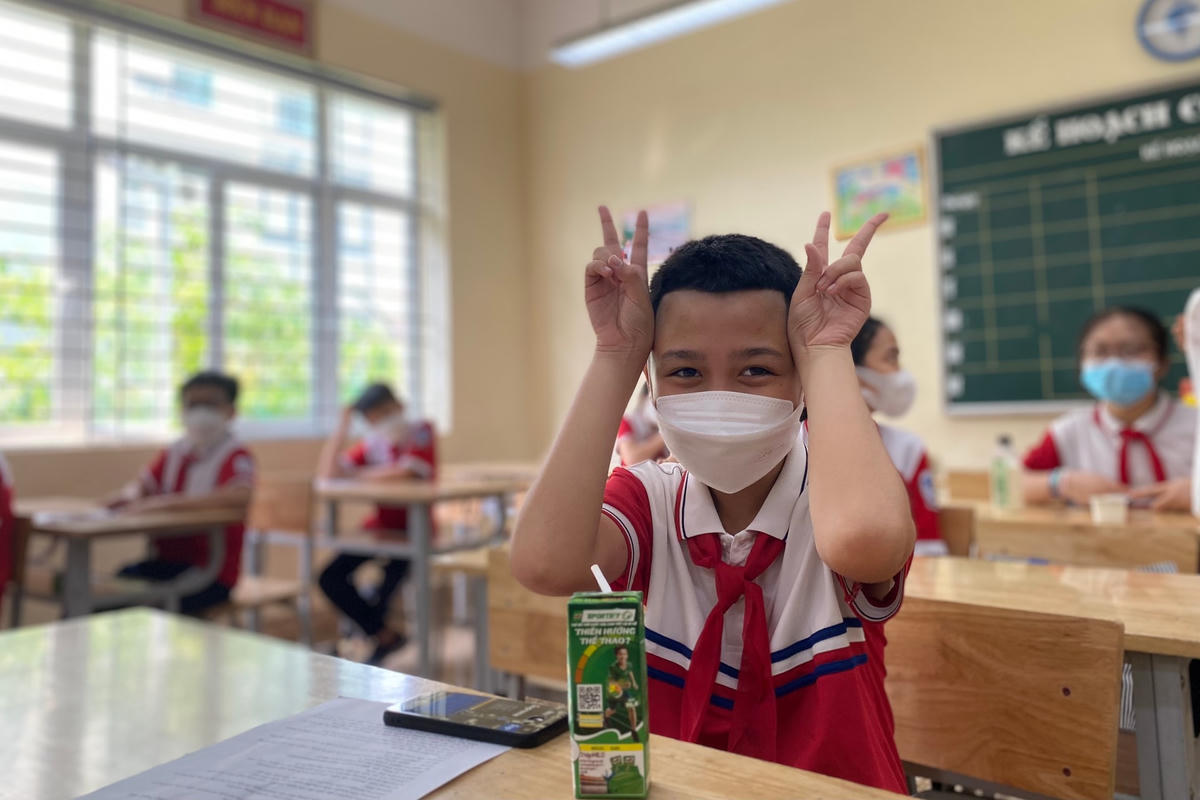 Em và các bạn đều rất vui sướng khi trở thành những học sinh lớp 6 đầu tiên trên cả nước được tiêm vaccine phòng Covid-19, em Minh hồ hởi nói.