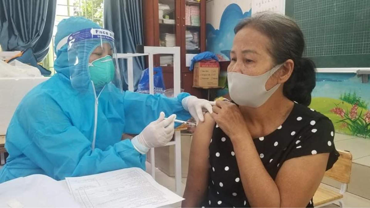 TP HCM: không nghỉ trưa để sớm tiêm chủng cho người dân
