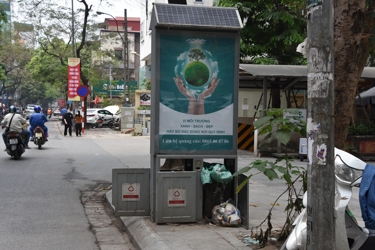 Chị Nguyễn Mai Thương (22 tuổi, sinh viên trường Đại học Quốc tế, ĐHQGHN) cho biết: "Nhiều người đến nay vẫn không biết đó là thùng rác mà chỉ nghĩ là biển quảng cáo. Thiết kế quá nhỏ và hạn chế nên người dân phải để rác ra bên ngoài. Điều này không chỉ gây mất mỹ quan đô thị mà còn làm lãng phí ngân sách".