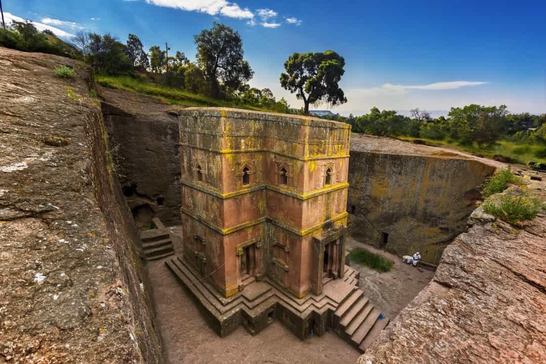 Nhà thờ Thánh George, Ethiopia - Các nhà thờ đá ở Lalibela là những ngôi đền bằng đá nguyên khối lớn nhất trên thế giới. Tổng cộng có 11 cái, và tất cả chúng đều nằm dưới lòng đất.  