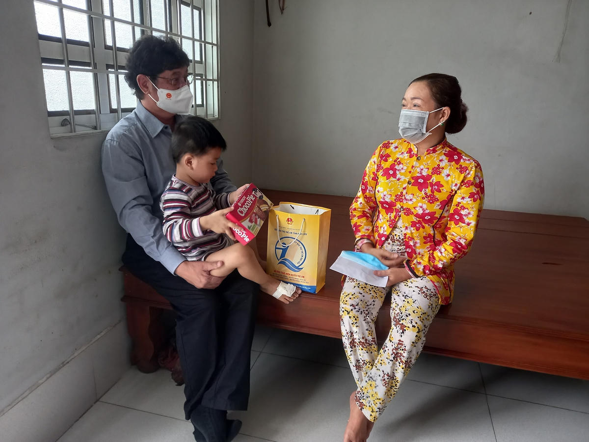Đoàn đã đến trao quà hỗ trợ cho em Danh Hoàng Phát, 2 tuổi ở xã Hưng Phú, huyện Phước Long một hoàn cảnh đáng thương.