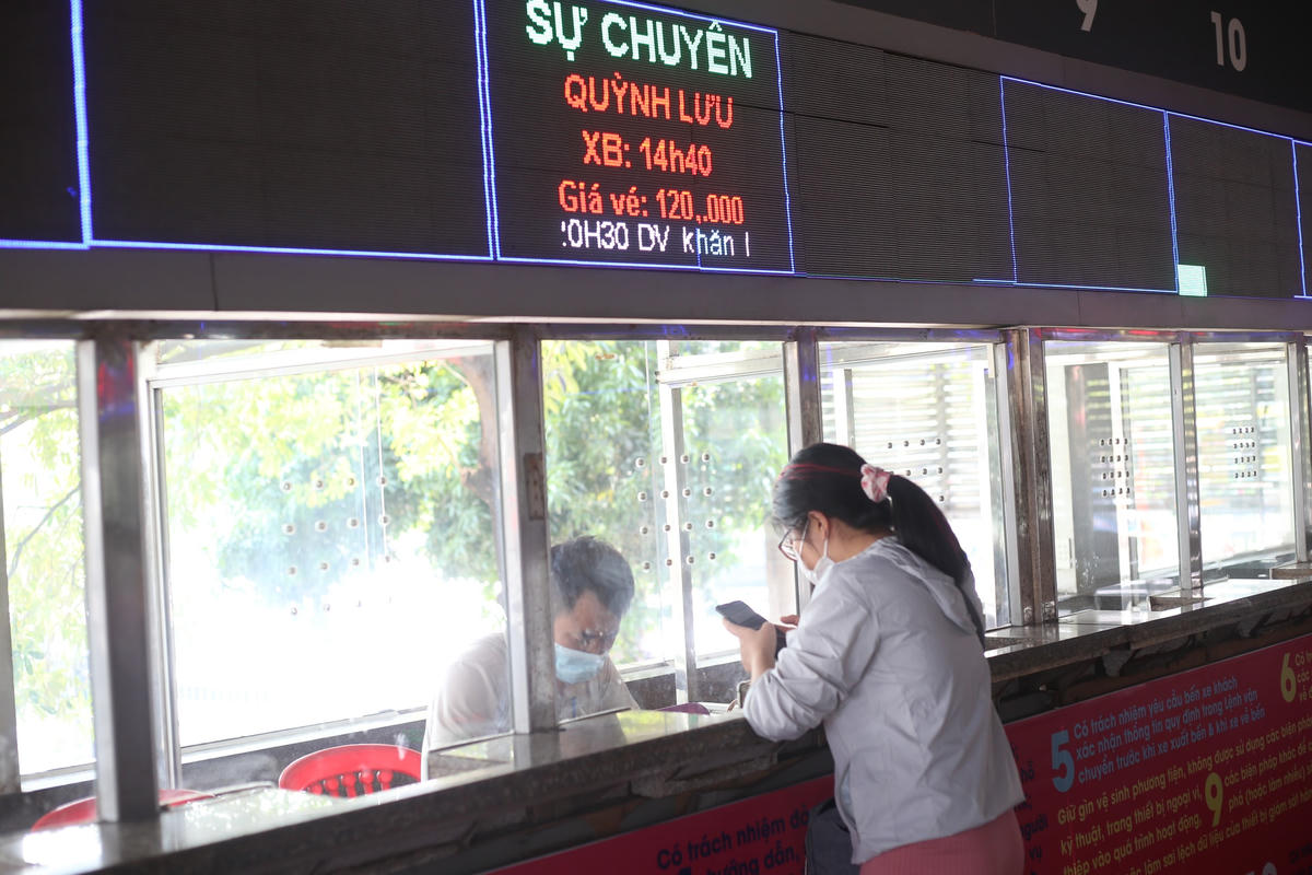 Nhân viên bán vé tại quầy cho biết, nhu cầu đi lại của người dân chưa cao, nhiều xe xuất bến chỉ lác đác vài khách.