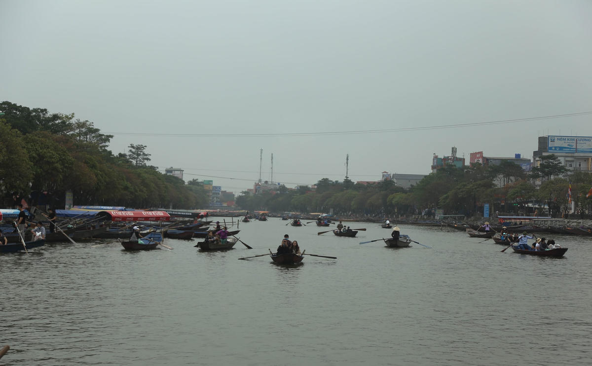 Dòng suối Yến nhộn nhịp trở lại. Ảnh: H.T.