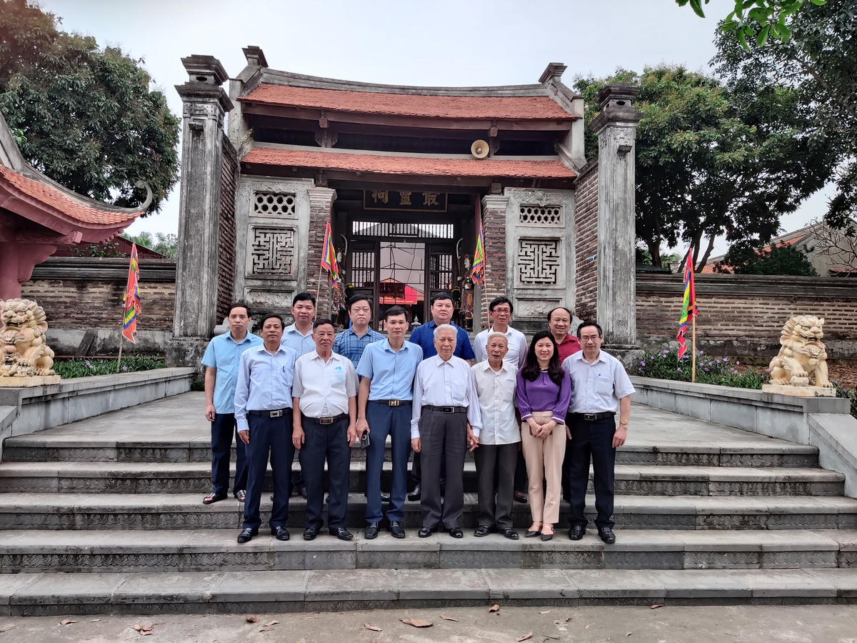 Ban liên lạc dòng họ Trần Nguyên Hãn chụp ảnh lưu niệm cùng lãnh đạo Phòng văn hóa huyện Lập Thạch, Lãnh đạo xã Sơn Đông và tác giả.