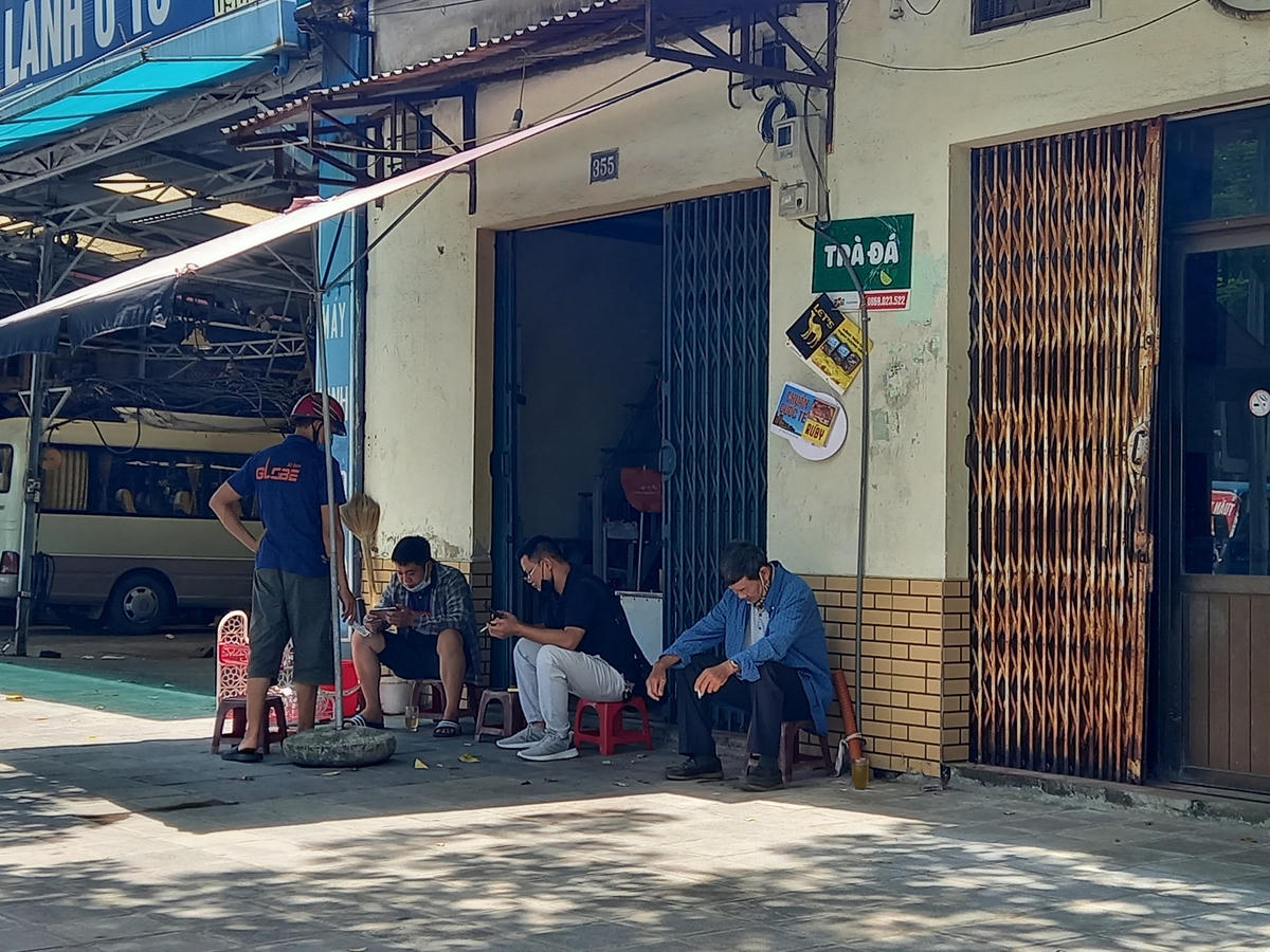 Hà Nội: Bất chấp lệnh cấm, nhiều quán trà đá vỉa hè vẫn ngang nhiên bày bán