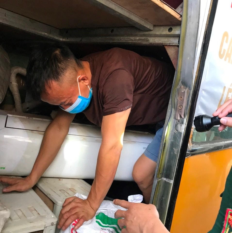 Ba công dân nấp trong gầm xe khách.