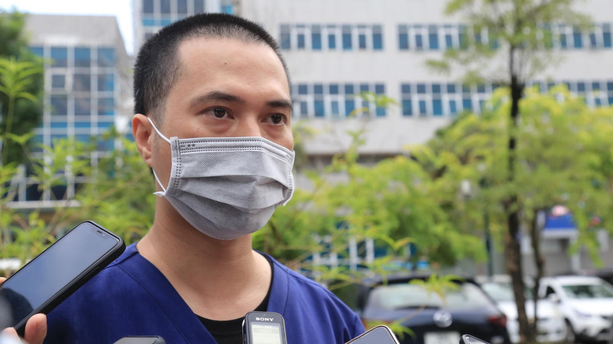 ThS.BS Lê Văn Dẫn, Phó Trưởng khoa Hồi sức tích cực, Bệnh viện Thanh Nhàn cho biết, khi nhập viện, bệnh nhân đã có tổn thương phổi do Covid-19, luôn trong tình trạng khó thở, thở nhanh, đôi lúc vật vã kích thích do tình trạng thiếu oxy, kết hợp tình trạng các dấu hiệu của cơn bão cytokine bùng phát. Theo BS Dẫn, mặc dù các y bác sĩ đã điều trị lọc máu hấp phụ, thở oxy dòng cao nhưng đáp ứng của bệnh nhân không được như mong muốn.